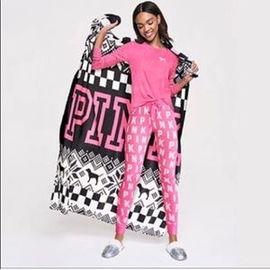 🆕 Brand New VS Pink Cozy Blanket